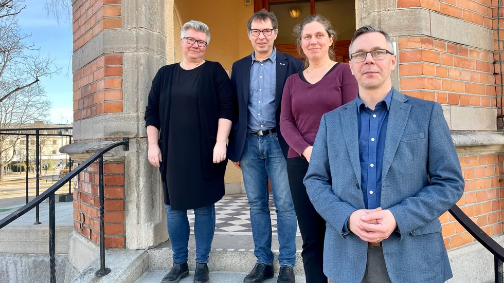 Tappra politiker och tjänstemän presenterade kommunens bokslut för 2021. Från vänster: Regina Jalvemyr, ekonomichef, Christer Sundqvist (M), kommunstyrelsens förste vice ordförande, Anna Marnell, verksamhetscontroller och Johan Söderberg (S), kommunstyrelsens ordförande. 