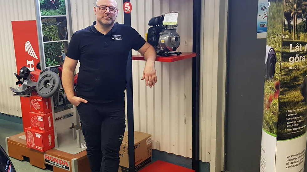 Piteå mc och motors butiksägare Jörgen Pettersson visar var elverken brukade stå.