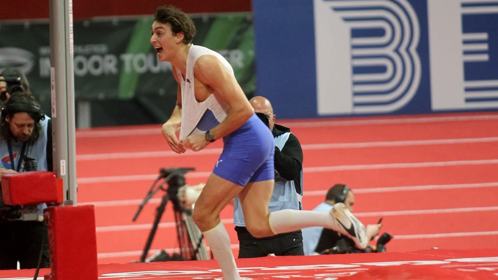 Armand Duplantis satte nytt världsrekord i stavhopp när han klarade 6,19 meter vid en tävling i Belgrad på måndagen.