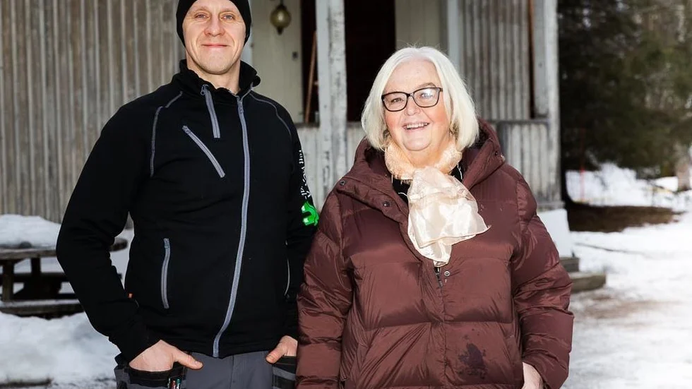 Andrej Spiridonov och Britt Hällerstrand driver Jobbcentralen Hem. Här står de framför fastigheten på Bodvägen där personalen har rivit en ladugård och en mindre lada med eternittak. (Arkivbild)