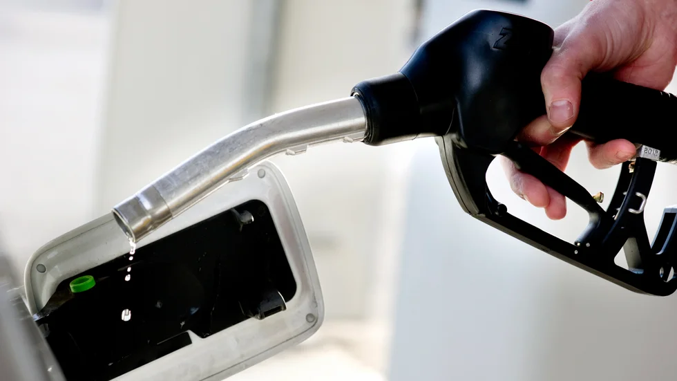 Det har blivit dyra droppar varje gång bilen behöver tankas. I flera av länets kommuner innebär det mer än 3 000 kronor per år för bilåkandet.