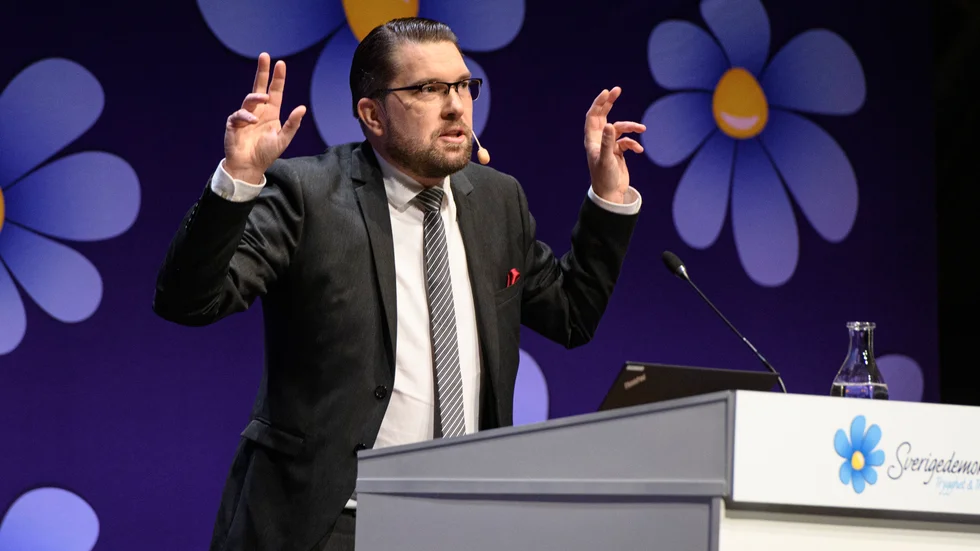 Partiledaren Jimmie Åkessons SD är en säkerhetsrisk som måste tas på allvar. SD:s öppna spjäll till vit makt-miljöer och konspirationsgrupper borde skrämt KD, M och L till försiktighet.