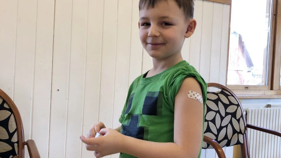 Dominique Pettersson, 6, valde ett plåster med fästingar på efter att han var klar med den första sprutan.