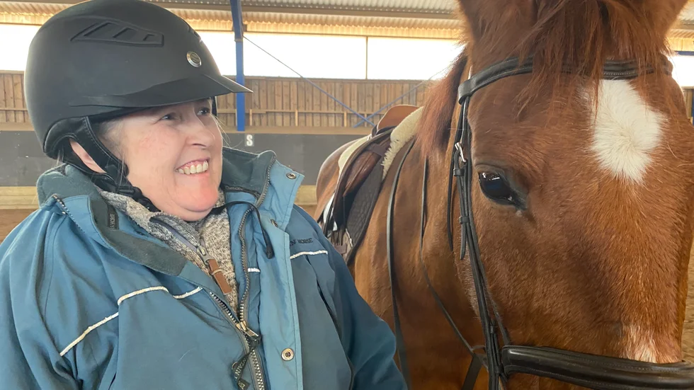 Nyckelryttarna hade prova på-ridning i Nyckelby på lördagen och Maria Karlsson från Vadstena fick ta en tur med hästen Lena. "Det är jättebra träning, bra för ryggen", sade Karlsson som förr i tiden var dressyrryttare.