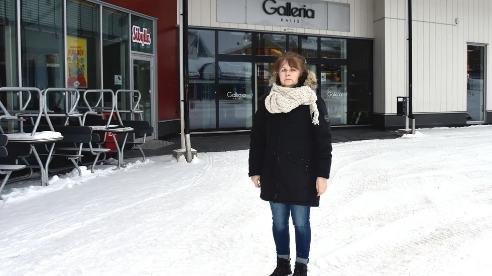 "Jag hoppas att många ska komma, tända ett ljus, sjunga tillsammans och den som vill får hålla tal. Vi behöver agera tillsammans" säger Smina Fredriksson apropå manifestationen.
