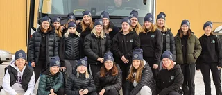 Bostadsjätten sponsrar damhockeyn i år igen: ”Det visar att företagen får upp ögonen för tjejidrotten”