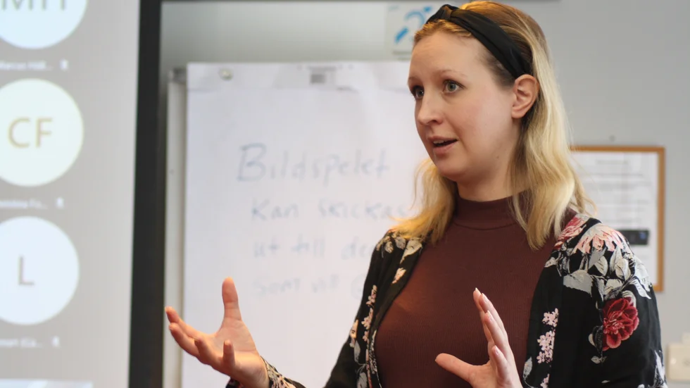 "Jämfört med män har kvinnor en mer ekonomiskt osäker situation, bara drygt hälften uppger exempelvis att de har en tillräcklig lön att klara sig på vid en eventuell separation", säger Anna Stenvall. 