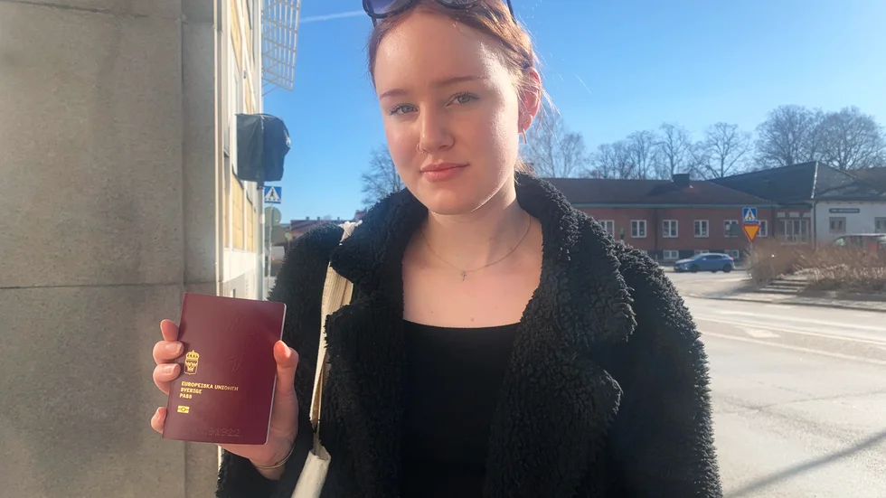 Frida Krafft hämtade under onsdagen ut sitt nytryckta pass på polisstationen i Eskilstuna. Den som bokar passtid idag kan behöva vänta till i juli på samma upplevelse.