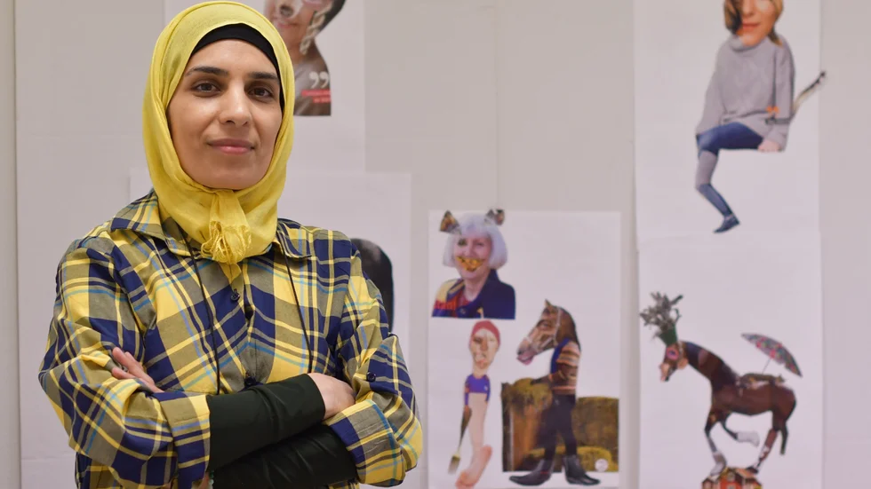 "Det är en enkel teknik för dem som inte vet någonting om målning", säger Sedighe Shahverdi om scratchboard och fotomontage, som hon använder i workshoppen.

