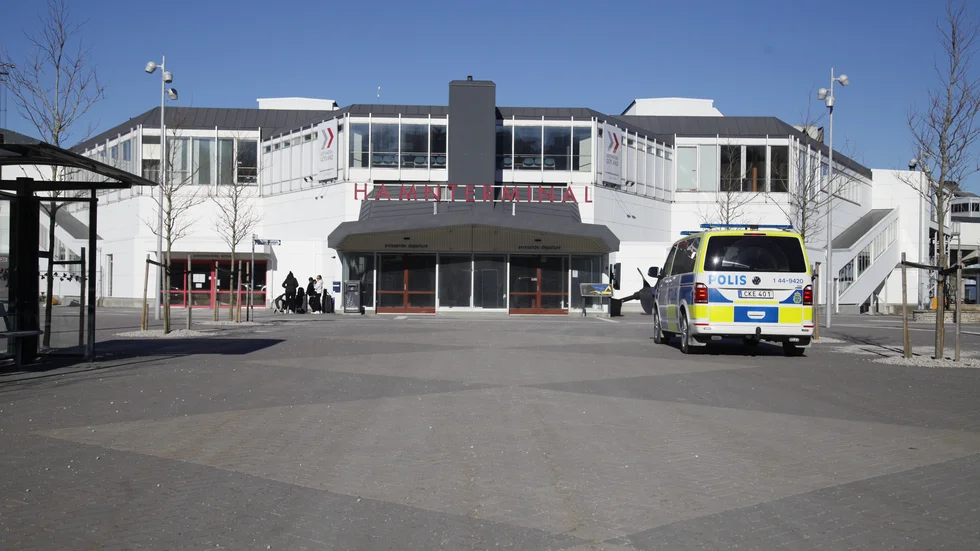 Två polispiketbussar var på plats när färjan från Rostock anlände till Visby på söndagsmorgonen. 