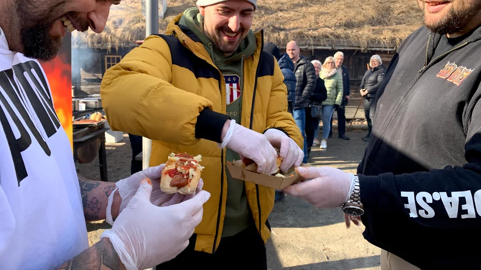 Adnan Kljako och Dennis Svensson ställde upp i korvtävlingen.