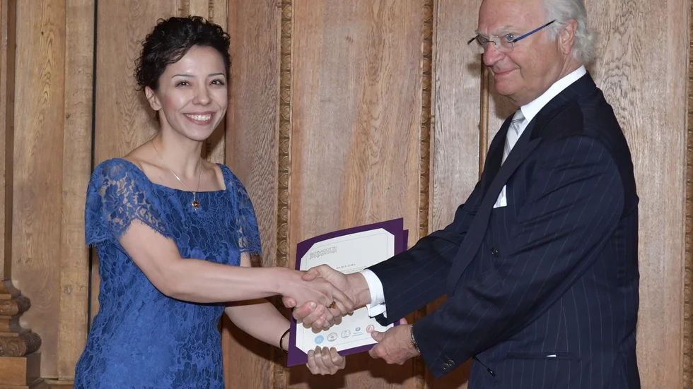 Hatice Zora får stipendium från Svenska Akademien av kung Carl XVI Gustaf vid utdelningen av de kungliga akademiernas Bernadottestipendier på Stockholms slott 2019. Arkivbild.