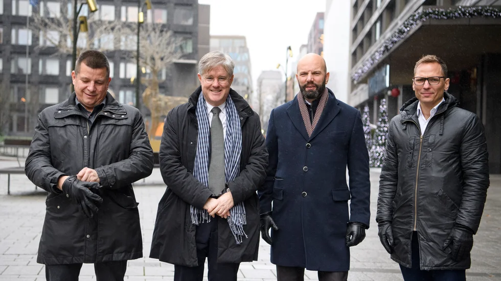 Pandemins andra våg rullade fram. Den stoppade inte arbetsgivare och fack som löste knutarna om arbetsrätt och vidareutbildning. Men presskonferensen fick hållas utomhus 4 december 2020: Från vänster: Veli-Pekka Säikkälä, IF Metall, Martin Wästfelt, PTK, Mattias Dahl, Svenskt Näringsliv, Johan Ingelskog, Kommunal.