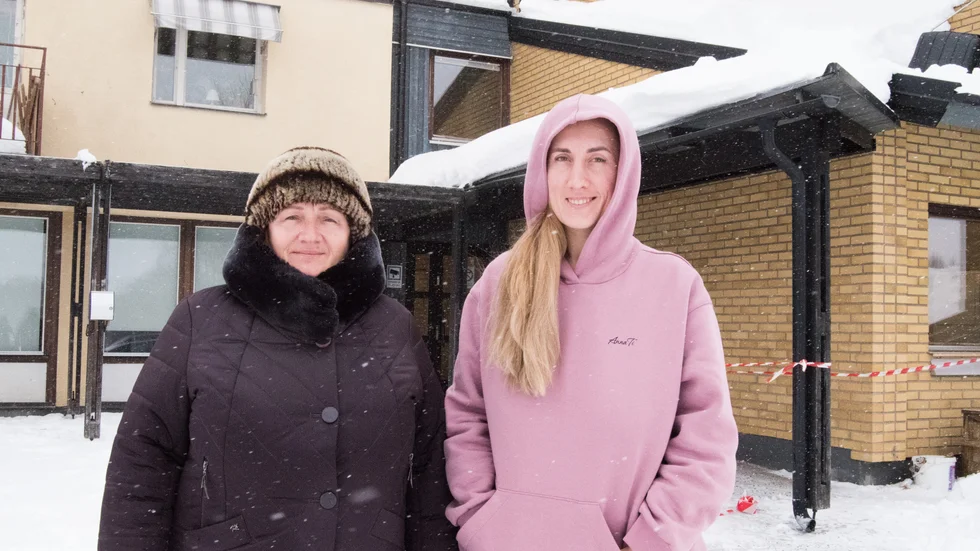 Vera Naumenko och dottern Tetiana Vainikainen flydde från Ukraina direkt kriget hade brutit ut. Sedan i söndags bor de i en lägenhet i Töre.