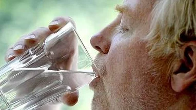 När det är varmt är det viktigt att dricka mycket för att förebygga vätskebrist.