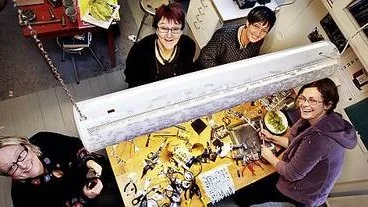 Inga-Kari Fryklund, Lotta Almlöf, Simone Andreasson och läraren Maria Lewis i arbete.
