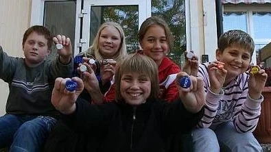 Klass 5-6, spår 3, på Centralskolan i Tierp är bäst i länet på att jaga kapsyler - för andra året i rad. Här är fem av de 25 som deltagit i tävlingen: från vänster Jens Karlsson, Malin Fritzon, Emelie Öberg, Edin Memic och Ida Pettersson.