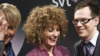 Magnus Carlsson, Anna Mourou, och Thomas Deutgen är juryn i SVT:s nya lördagssatsning "Dansbandskampen". Programmet har premiär den 18 oktober.