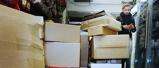 Högar av paket hos postens ombud