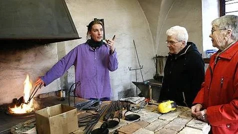 Erika Galle har besök av Siri Eriksson och Mary Borgenvall i Lövstabruks smedja.