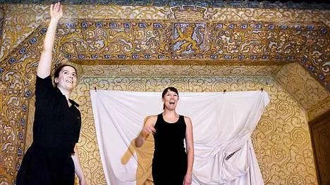 I föreställningen Övergångar tar dans och teater lika stort utrymme på scen. Skådespelerskan Andrea Geurtsen och dansaren Josefine Löfblad har fått lära från varandra i det unika samarbetet.