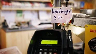 En handskriven lapp vid kassan om kortavgift är relativt vanligt, men den är bara tillåten om du betalar med MasterCard.