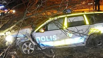 Två poliser skadades när deras bil körde in i ett träd på Akallaleden i jakt efter den blå Audin.