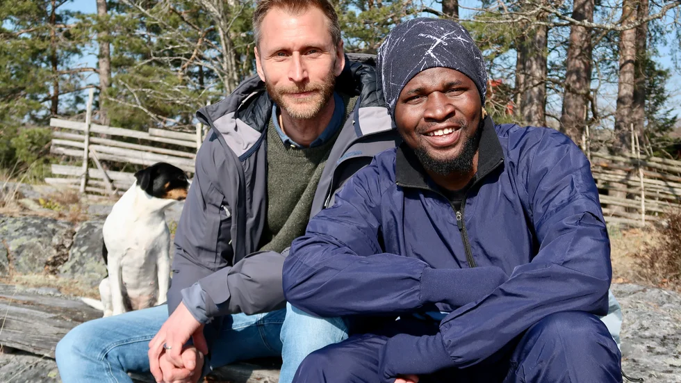 Värdfamiljen, med Johan Hervius Löthman i spetsen, har förutom att ställa upp med husrum till Oyedamolas familj, även hjälpt ukrainarna med pappersarbete. De roddar med allt från Migrationsverket, Skatteverket, kommunen till veterinär – allt för att stötta sina nyfunna vänner. 