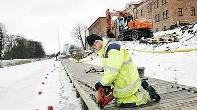 Fredrik Hagman är i färd med att bygga en brygga  nedanför ångkvarn.