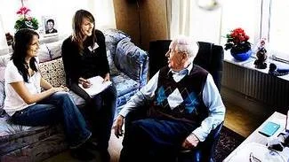 Roland Svensson är en av de pensionärer som Sanna Engström och Marielle Enroth intervjuat.