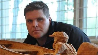 Hans Gustafsson skulpterar med motorsåg.