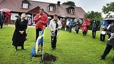 Kyrkoherde Eva Sundelin Isaksson, Martin Garlöv, ordförande i kyrkonämnden, och kyrkorådsordförande Violett Engström tog på söndagseftermiddagen det första spadtaget för byggandet av ett nytt kyrkcentrum alldeles intill Vaksala kyrka i Uppsala.
