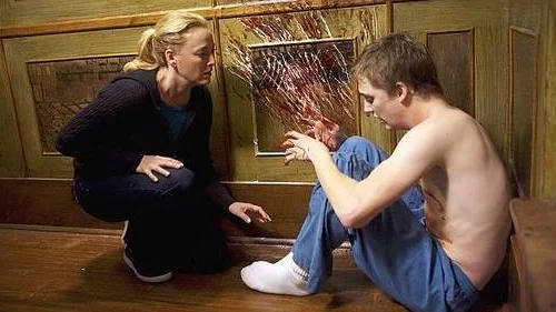 Virginia Madsen och Kyle Gallner spelar mor och son i The haunting in Connecticut.