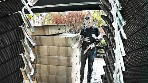 Le Parcs omgjorda uteserveringen blir klar i dagarna. Rod Norén på inredningsföretaget Effect packar upp nya möbler. - Vi har satsat på soffgrupper och på belysning som ska lysa upp träd och buskar. Det blir ett vardagsrum i parken mer än tidigare, säger han.