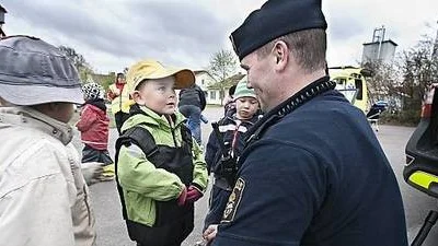 Hugo Lindström provar polisens skyddsväst. Polisen heter Richard Wängelin.