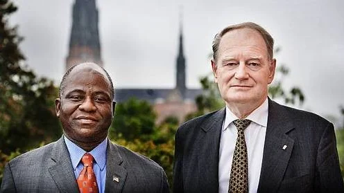Brownie J Samukai Jr tillsammans med landshövding Anders Björck.