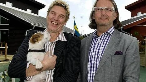 Radarparet Tomas Cederlund och Simon Davies bedömer amatörers inredning av två tomma hus i TV3:s Stora byggslaget.