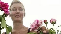Anna Lennartsson ser till rosorna så de växer och trivs i Botan