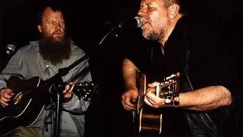 Clas och Richard Danielson i Baba Blues brukar satsa mycket på publikkontakt. Bra i kväll då de spelar in en liveplatta på Katalin.