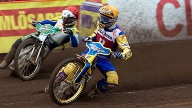 Jonas Davidsson, i gul huva, hade en stor kväll på Gubbängens IP och körde ihop 13 poäng.