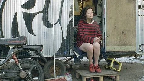 Marina Hållen kan inte låsa om sig med någon nyckel. Om henne berättas bland annat i Kirsi Nevantis dokumentär Om morgondagen vet man aldrig.