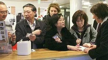 Ma Hong Chao, Lin Jia Ning,och Yang Yan Sui pratar via tolken Sofia Zhao med Medborgarservice Lena Wänkkö. I bakgrunden Anna Backman från Sveriges kommuner och landsting.