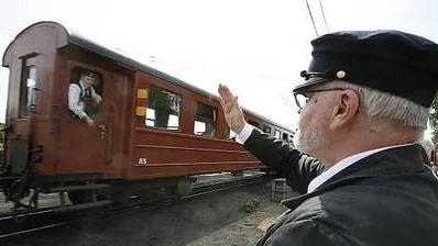 Björn Rundqvist vinkar av tåget.