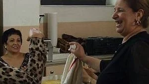 Kvinnlig vänskap över religionsgränserna skildras något rörigt i filmen Två kvinnor.