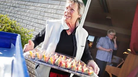 Här kommer festmaten! För Inga-Britt Hellman och de andra i bostadsrättsföreningen HSB 50 Dagerman var det ett självklart val att beställa maten. - Det blev jättelyckat. Vi hyrde porslin också, så att vi slapp diska. Fantastiskt! säger hon.