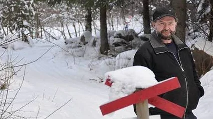 Kjell Jakobsson i Gillberga utanför Tierp har tillåtit långa sträckor skoterled på sina marker men ändå genar man över hans sådda åkrar.