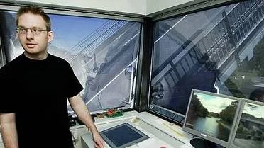 Brovakten Daniel Eriksson och Älmstabrön över Väddö kanal.