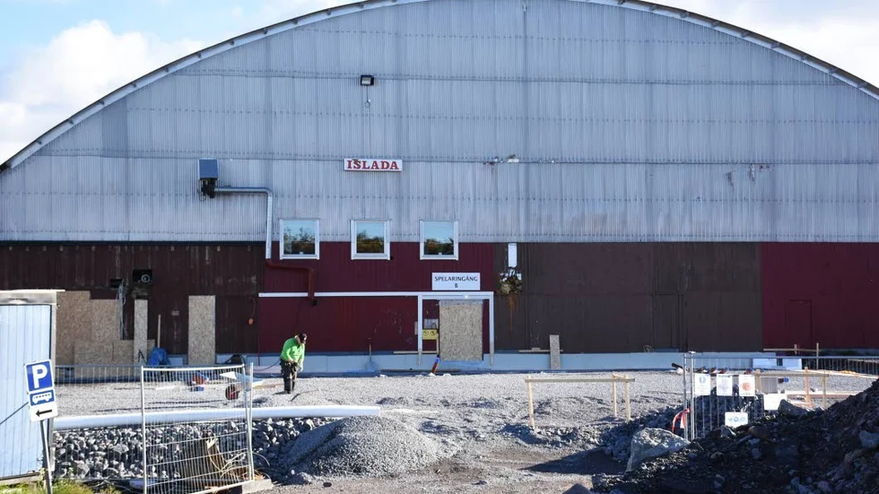 Matojärvi ishall ska få sex helt nya omklädningsrum för 17 miljoner kronor. Satsningen har dock lett till att isen i hallen blivit försenad.