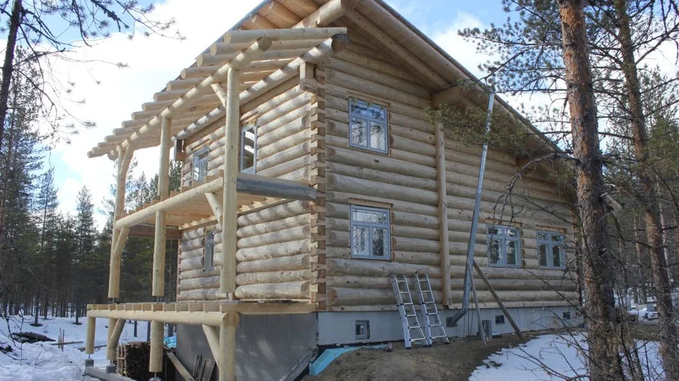 Exempelhus. Alppisalvos OY jobbar med timmer och gör unika konstruktioner.