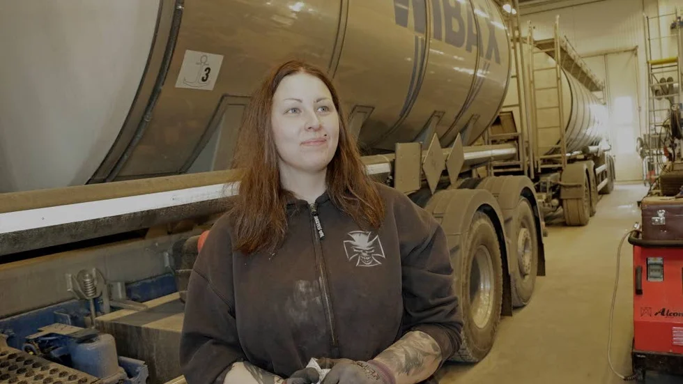 Chaufför. Isabelle Lundgren kör tunga transporter åt Wibax och trivs som fisken i vattnet.